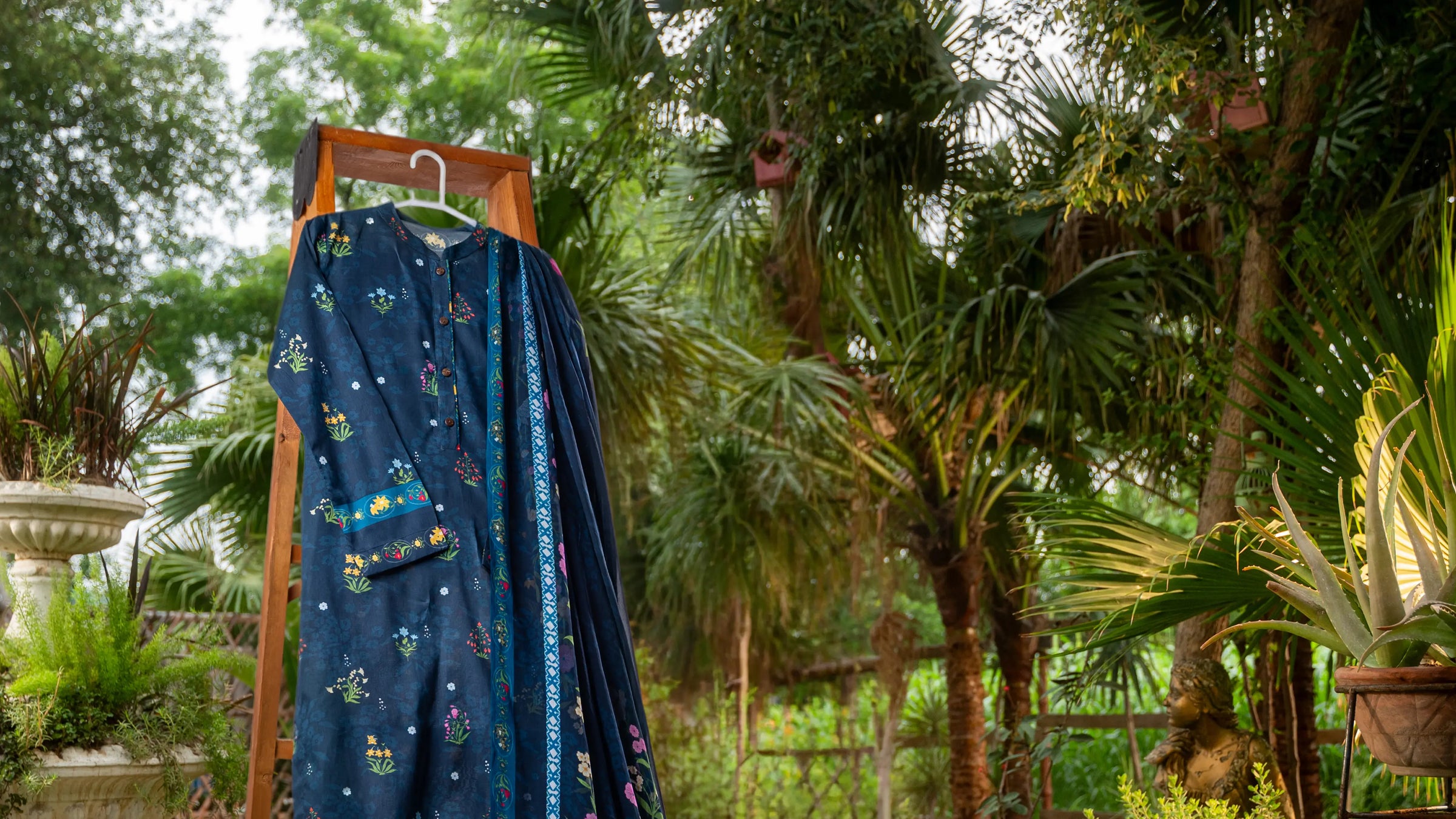 Gardenia Fold - Navy